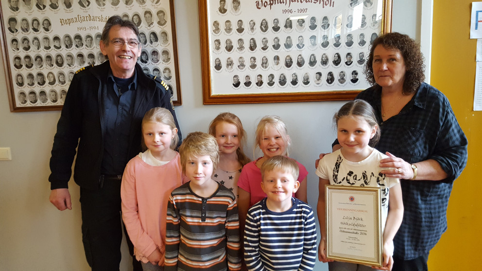 Lilja Björk ásamt bekkjarfélögum, Baldri, slökkviliðsstjóra og Heiðbjörtu, kennara.