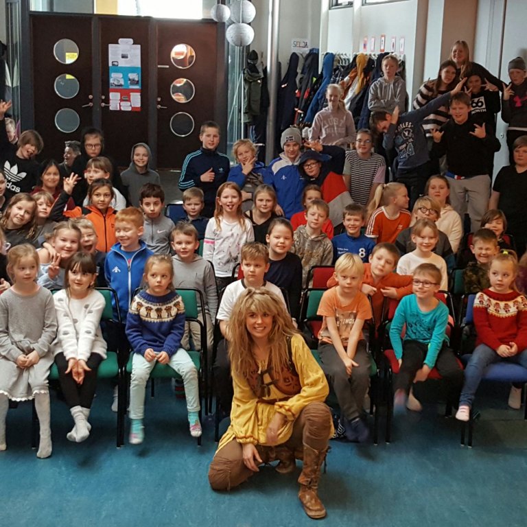 Salka Sól og Ronja Ræningjadóttir í heimsókn